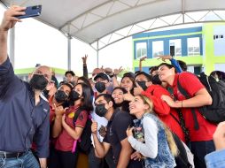 Ricardo Villanueva fue recibido por alumnos y docentes con pancartas que decían “No estás solo”. TWITTER/@rvillanueval