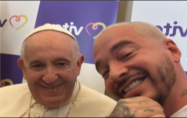 J Balvin suele ser uno de los artistas más activos en redes sociales, así lo dejó ver el día de hoy, esto tras compartir en su cuenta de Instagram sus imágenes al lado del Papa. INSTAGRAM / jbalvin
