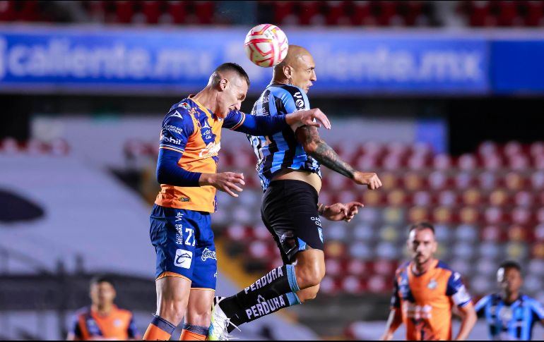 Lucas Jaques y Ariel Nahuelpán disputan el balón. El empate pone en predicamentos a ambos clubes. IMAGO7/V. Pichardo