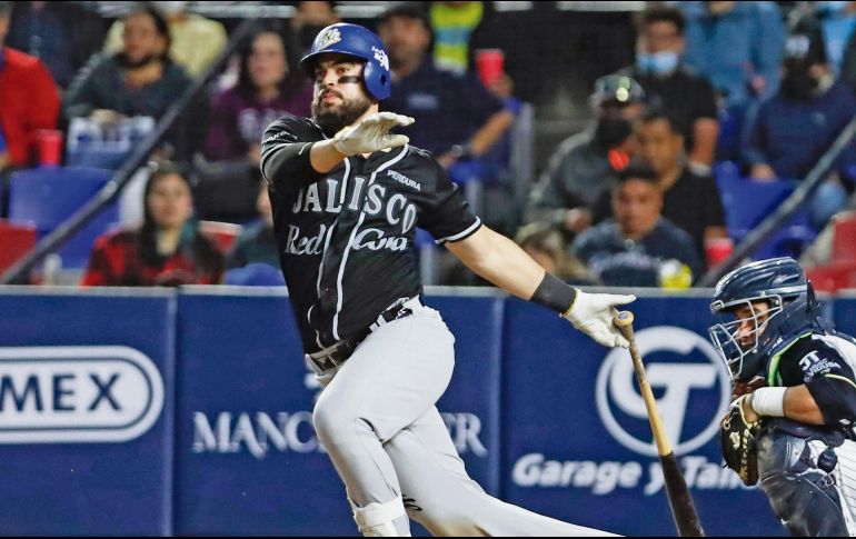 Fernando Flores, además de su talento detrás del plato, también sabe responder con el madero. ESPECIAL/Charros de Jalisco