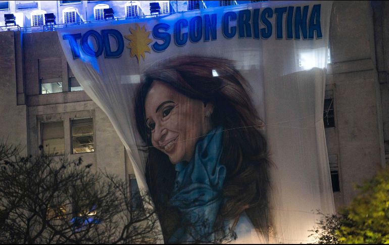 Ayer jueves, un hombre apuntó con un arma a la vicepresidenta de Argentina durante una manifestación. AP / R. Abd