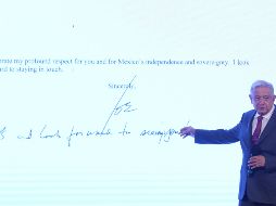 López Obrador pidió que se mostrara la posdata que el presidente de Estados Unidos escribió a mano en la carta. EFE / S. Gutiérrez