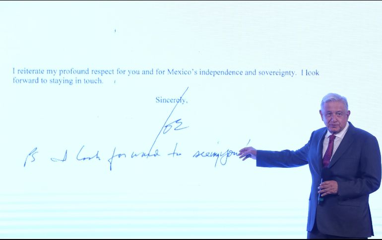 López Obrador pidió que se mostrara la posdata que el presidente de Estados Unidos escribió a mano en la carta. EFE / S. Gutiérrez