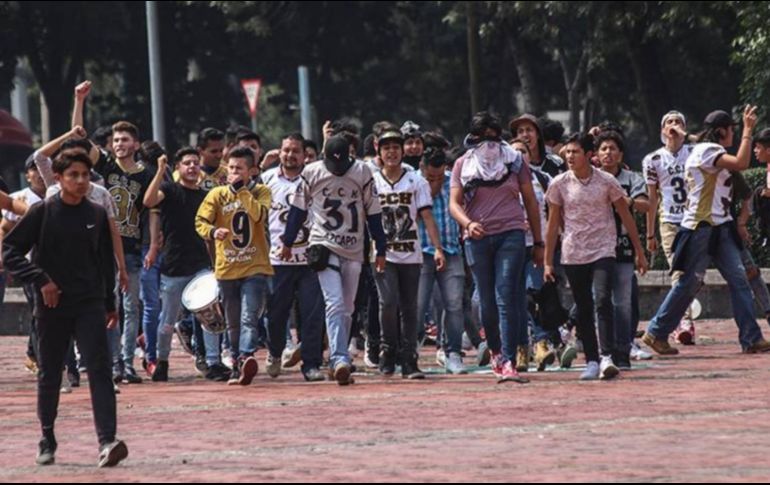 En 2018, un grupo de porriles atacó  a varios contingentes de estudiantes que se habían unido a la protesta por la alza de cuotas y el feminicidio de una de sus compañeras. Foto: Roberto Hernández/ El Sol de México