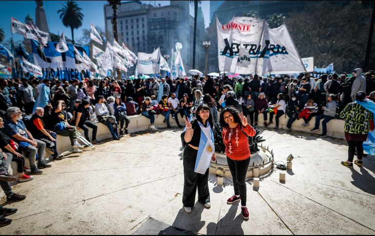 Miles de simpatizantes de Cristina Fernández de Kirchner participan en una movilización en su defensa tras el atentado en su contra, en la Plaza de Mayo. EFE/J. Roncoroni