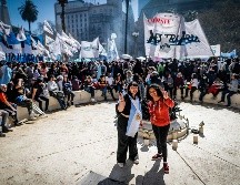 Miles de simpatizantes de Cristina Fernández de Kirchner participan en una movilización en su defensa tras el atentado en su contra, en la Plaza de Mayo. EFE/J. Roncoroni