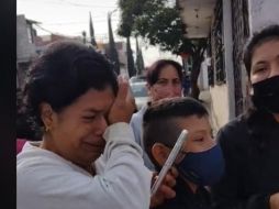 La madre graba a su hijo cuando entra a la escuela y llora en ese momento. ESPECIAL