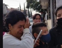 La madre graba a su hijo cuando entra a la escuela y llora en ese momento. ESPECIAL