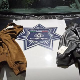 Se roban ropa de una plaza en Oblatos y los detienen