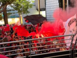 Entre cánticos, gritos, porras, banderas hondeando, bengalas y mucho ánimo rojinegro, cientos de aficionados se hicieron presentes en el hotel ubicado en Avenida Américas. ESPECIAL
