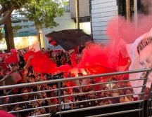 Entre cánticos, gritos, porras, banderas hondeando, bengalas y mucho ánimo rojinegro, cientos de aficionados se hicieron presentes en el hotel ubicado en Avenida Américas. ESPECIAL