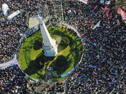 Miles de personas que se manifiestan en apoyo a la vicepresidenta argentina tras el atentado en su contra. EFE