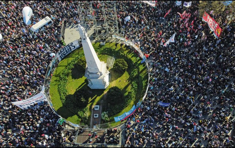 Miles de personas que se manifiestan en apoyo a la vicepresidenta argentina tras el atentado en su contra. EFE