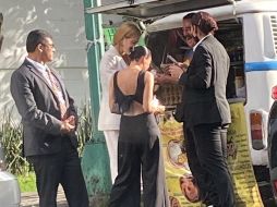 En las fotografías que circulan, Nicole Kidman luce su tradicional melena rubia y con un sencillo, pero elegante conjunto blanco en saco y pantalón. ESPECIAL