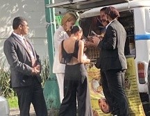 En las fotografías que circulan, Nicole Kidman luce su tradicional melena rubia y con un sencillo, pero elegante conjunto blanco en saco y pantalón. ESPECIAL