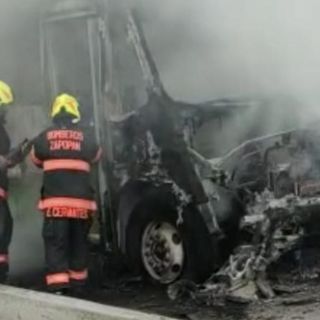 Se registra incendio de camión de transporte público en Zapopan (VIDEO)