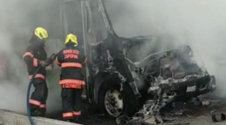 El fuego se propagó rápidamente en el camión que quedó calcinado en Zapopan. ESPECIAL
