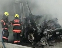 El fuego se propagó rápidamente en el camión que quedó calcinado en Zapopan. ESPECIAL