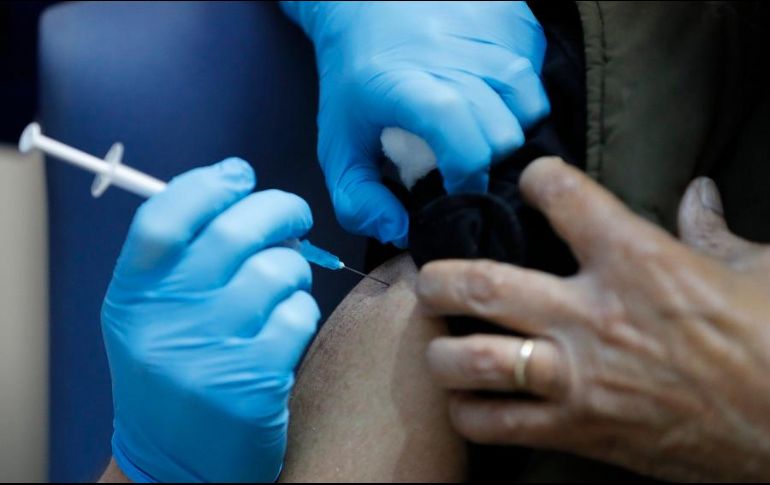 Las nuevas dosis de Pfizer y Moderna autorizadas recientemente registran una alta efectividad contra la variante ómicron. AP/F. Augstein