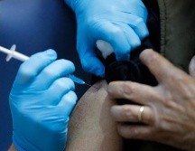 Las nuevas dosis de Pfizer y Moderna autorizadas recientemente registran una alta efectividad contra la variante ómicron. AP/F. Augstein