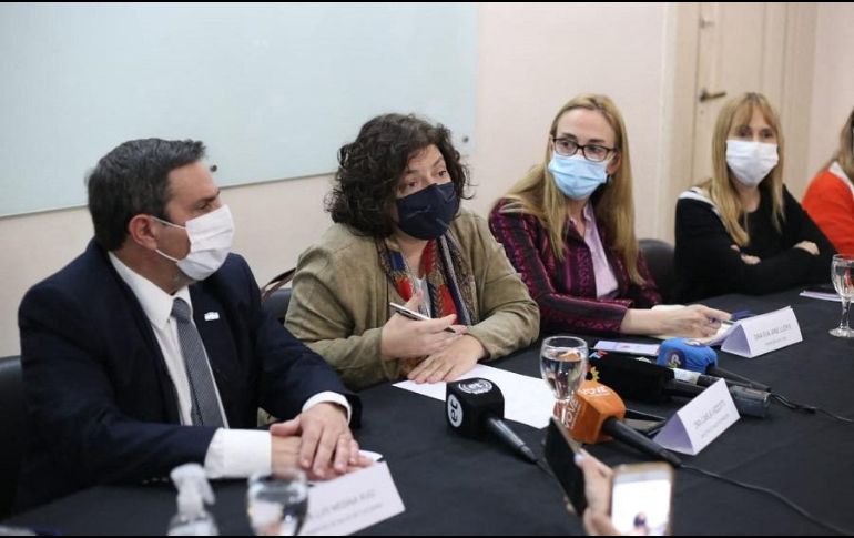 La ministra de Salud argentina, Carla Vizzotti, ofrece una conferencia de prensa sobre las causas de la enfermedad. AFP/Ministerio de Salud de Argentina