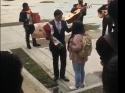 En el video compartido en TikTok se observa al joven con un ramo de flores que ella no le recibe. ESPECIAL