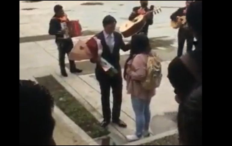 En el video compartido en TikTok se observa al joven con un ramo de flores que ella no le recibe. ESPECIAL