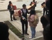 En el video compartido en TikTok se observa al joven con un ramo de flores que ella no le recibe. ESPECIAL
