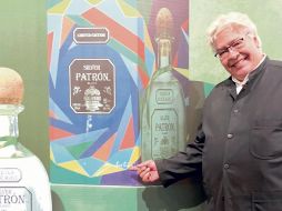 Sebastian posa al lado de la tin-can que diseñó para la marca. EL INFORMADOR/F. González