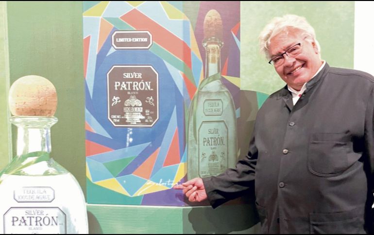 Sebastian posa al lado de la tin-can que diseñó para la marca. EL INFORMADOR/F. González