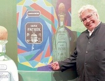 Sebastian posa al lado de la tin-can que diseñó para la marca. EL INFORMADOR/F. González