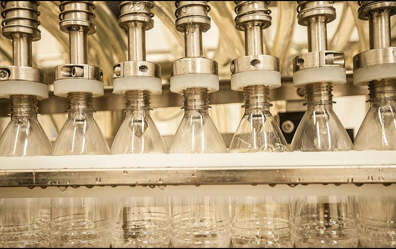 La industria embotelladora representa 5% del consumo del agua, contra más de 70% que se ocupa en la agricultura. EL INFORMADOR/Archivo