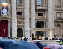 Durante la ceremonia, un gran tapiz que representaba a Juan Pablo I colgaba de una de las paredes de la basílica de San Pedro. AFP / V. Pinto