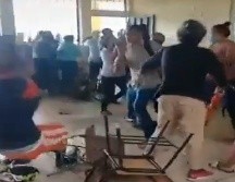 En el clip se puede apreciar que tantos hombres y mujeres se empujan, otros más sueltan puñetazos e incluso unos lanzan butacas sin importarles nada. ESPECIAL