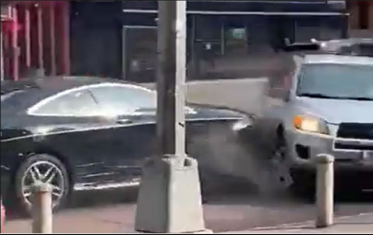 En algunas de las imágenes captadas por el ciudadano, se ve como los dos vehículos van en sentido contrario, en varias ocasiones el auto de los ladrones choca al otro intentando paralizarlo. ESPECIAL