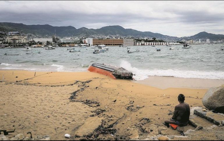 Una embarcación queda en la orilla de una playa tras el fuerte viento y el oleaje en Acapulco, Guerrero. EFE