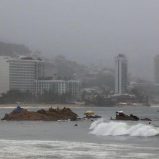En Acapulco suman 3 muertos por lluvias; Ya suspendieron clases por "Kay"