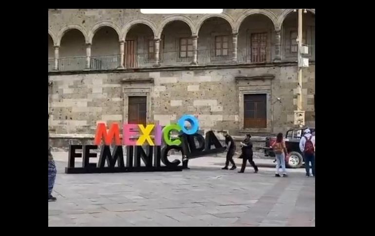 En un video se denunció que elementos de la Policía Estatal acercaron una patrulla al lugar, cargaron las letras y se las llevaron. ESPECIAL/CAPTURA DE VIDEO