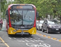 Durante 40 minutos, al menos 28 ciclistas pasaron por el carril, y, aunque hubo un par que lo usaron en sentido contrario, son cada vez más quienes lo usan, sobre todo, por su seguridad. EL INFORMADOR/A. CAMACHO