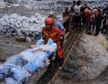 Rescatistas trasladan a sobrevivientes en el poblado de Moxi del distrito de Luding, en la provincia de Sichuan, en el suroeste de China. XINHUA/C. Xueli