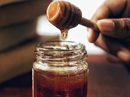 La miel cuenta con propiedades antioxidantes y ofrece efectos ansiolíticos que generan una sensación de relajación. ESPECIAL/Foto de Arwin Neil Baichoo en Unsplash