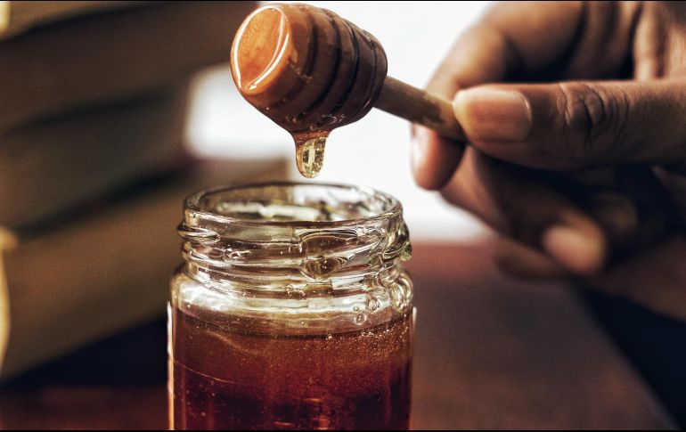 La miel cuenta con propiedades antioxidantes y ofrece efectos ansiolíticos que generan una sensación de relajación. ESPECIAL/Foto de Arwin Neil Baichoo en Unsplash