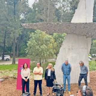 Develan la escultura "De estos polvos estos lodos"