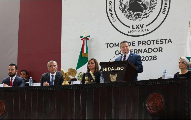 En compañía del secretario de Gobernación, Adán Augusto López, Julio Menchaca asumió como gobernador constitucional de Hidalgo. ESPECIAL