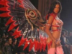 La brasileña Adriana Lima fue la encargada de abrir el desfile de los ángeles de Victoria's Secret en 2003. GETTY IMAGES