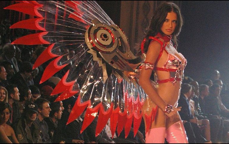 La brasileña Adriana Lima fue la encargada de abrir el desfile de los ángeles de Victoria's Secret en 2003. GETTY IMAGES