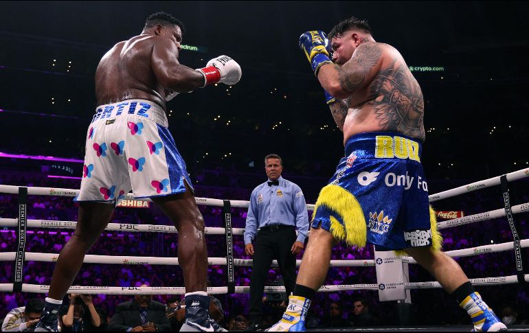 Andy Ruiz saltó a la Crypto Arena de Los Ángeles con una bata y calzoncillo que tenía el patrocinador de OnlyFans. AFP / ARCHIVO