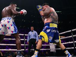 Andy Ruiz saltó a la Crypto Arena de Los Ángeles con una bata y calzoncillo que tenía el patrocinador de OnlyFans. AFP / ARCHIVO