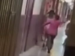 Una madre fue por su hija que se encontraba en un antro y la saca a golpes. Imagen: YOUTUBE