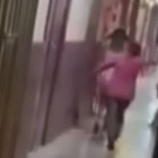 Madre va por su hija a un antro y la saca a golpes (VIDEO)